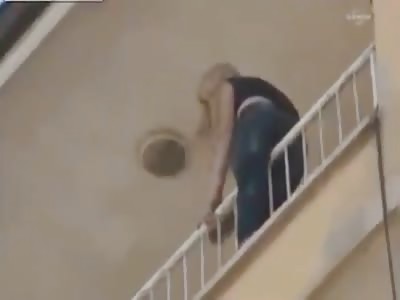 TURKEY GIRL JUMPS FROM THIRD FLOOR