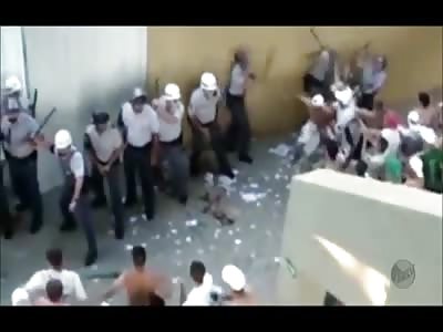*BRAZIL* Soccer Hooligans surround and beat female cops