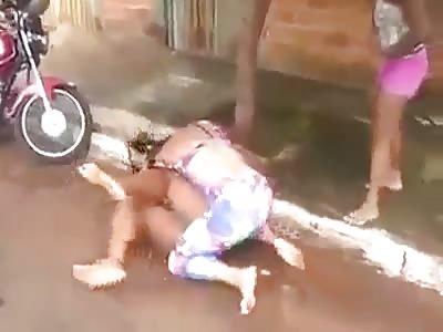 *BRAZIL* DOUBLE CATFIGHT! Girls trying to stop the first one suddenly initiate ANOTHER ONE!  LOL!