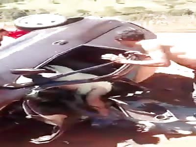 Pretty girl DESTROYED within her Mini Cooper in Brazilian Highway accident