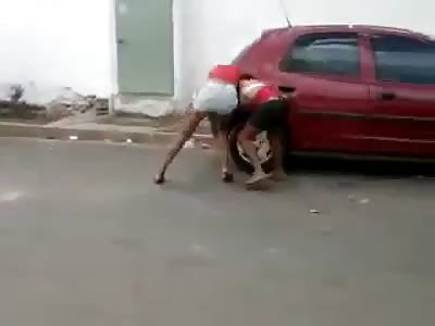 *BRAZIL* 4x1 Catfight, beaten girl has a CONVULSION!!! LOL