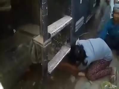 SAD VIDEO OF PREGNANT WOMAN DIED RUN OVER BY TRUCK