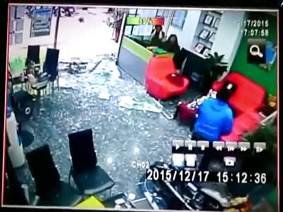 RIDER LOSE CONTROL OF THE MOTORCYCLE AND INVADES ESTABLISHMENT