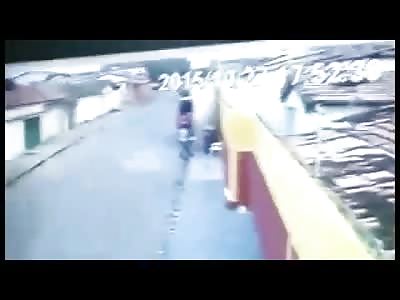 TRADESMAN REACTS DURING ASSAULT AND DIES WITH A SHOT IN THE CHEST