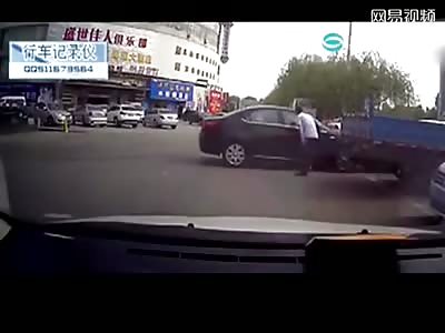 TWO FEMALE DRIVERS ROAD RAGE 