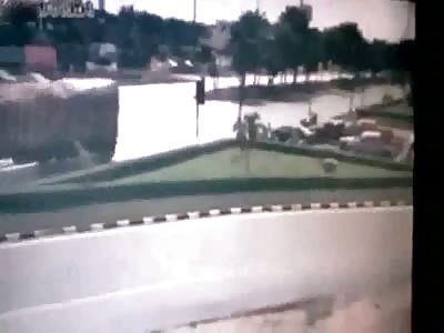 Lucky motorcyclists nearly crushed by 22 wheels truck 