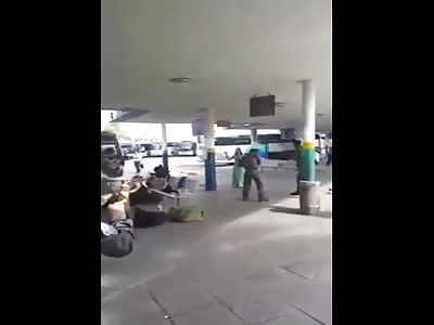 Policia mata de un disparo a terrorista palestino en estacion de autobus.