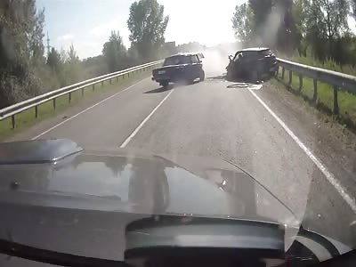 Fatal head-on accident in Russia claims life of one driver *WARNING SOUND*