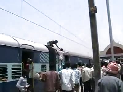  (BRUTAL) Guy on train eletrocutes himself
