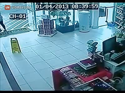 Undercover cop shoots convenience store robber 4 times in the legs.